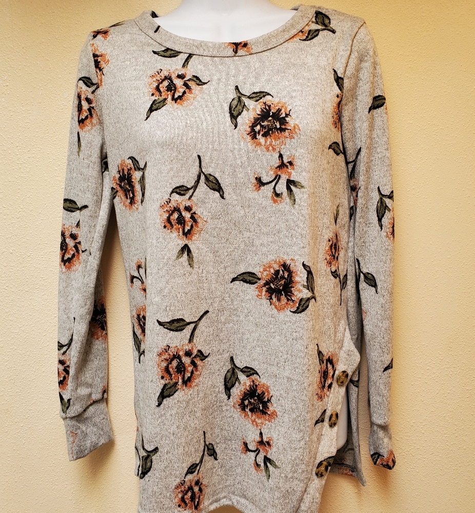 😲2/$10❤️ NWT Grey, floral patterned sweater.